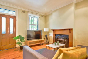 Spacious 3 Bedroom on the edge of Downtown Darghan st 2 E-Bikes Included, Sydney